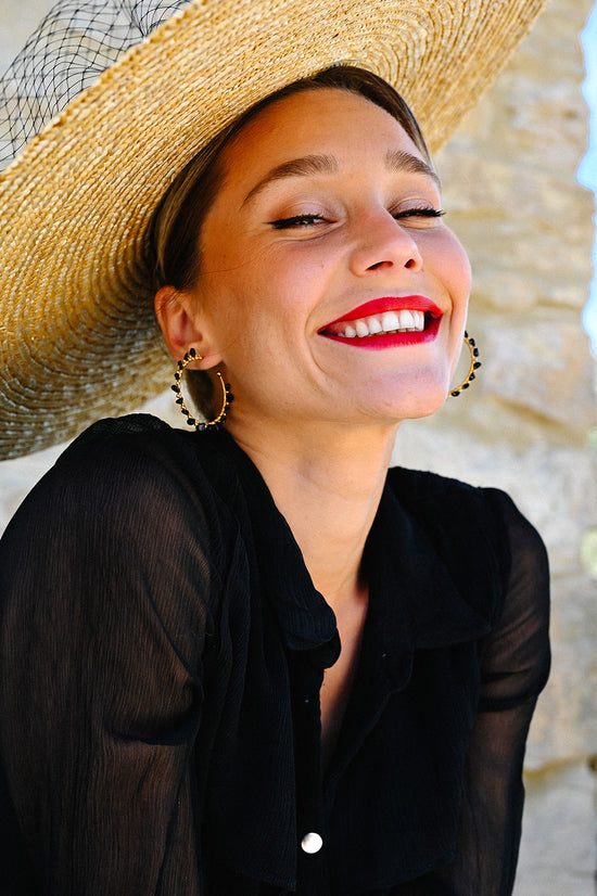 Boucles d'oreilles Marion  Découvrez l'élégance intemporelle avec nos créoles ornées de magnifiques pierres semi-précieuses ou de perles d'eau douce, sublimées par une finition en or fin ou en argent. Ajoutez une touche de sophistication à votre style avec ces boules d'oreilles alliant qualité artisanale et beauté naturelle.