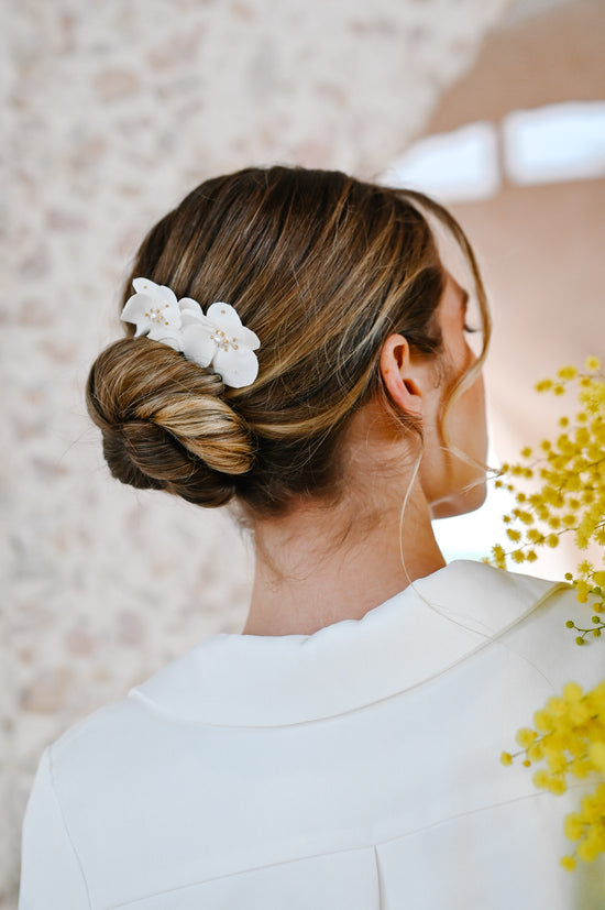 Peigne à cheveux Edwige  Peigne en crêpe de soie français entièrement réalisé à la main et brodé de perles véritables.